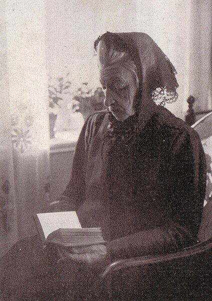 Datei:Stine Andresen ca 1920.jpg