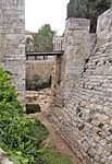 החפיר ה"יבש" במגדל דוד; מבט על הגשר המוביל למצודה.