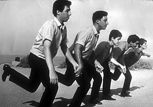 חברי להקת התרנגולים, שנת 1963, משמאל לימין: ליאור ייני, ישראל פוליאקוב, עליזה רוזן, גברי בנאי ודבורה (דקובסקי) דותן.