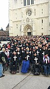Hrvatski branitelji u prosvjednom okupljanju 'Jedan križ za jedan život' pred Zagrebačkom katedralom