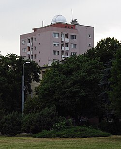 A 10 emeletes toronyház a Dr. Peja Győző emlékperkból nézve