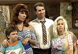 Kép a sorozat második évadjából. Balról jobbra: Bud, Peggy, Al és Kelly Bundy