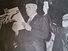Sultan Hamengkubuwana IX membaca sumpah jabatannya sebagai Wakil Presiden RI dengan rohaniwan membawakan Al-Quran di belakangnya.