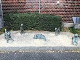 中野お囲いの犬の像