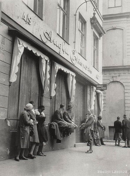 Attēls:Akciju sabiedrības Augļu Eksports veikals Rīgas Rātslaukumā pirms 1940.jpg