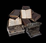 Старе књиге, писаћа машина и немачка машина за дешифровање