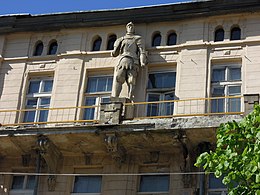 Статуя рыцаря на фасаде здания