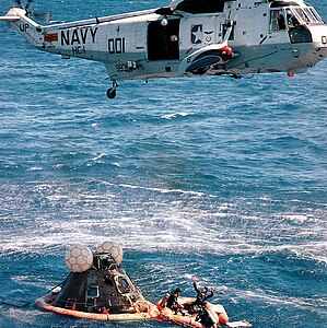 «Аполлон-16» вскоре после приводнения. В спасательной шлюпке — пловцы ВМФ США