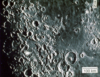 Район посадки «Аполлона-16» (отмечен белой стрелкой левее и ниже центра)