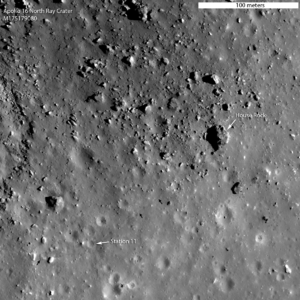 Юго-восточная часть кромки кратера Северный Луч. Белыми стрелками отмечены: Station 11 — место стоянки «Ровера» — и скала House Rock. Чёрными стрелками — следы астронавтов. Снимок сделан КА LRO в марте 2012 года. Ширина снимка 300 метров