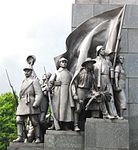 Скульптури праворуч від статуї Кобзаря