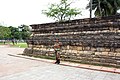 Стіна біля Храму Будди Далада Малігава та жінка охоронець-поліцейський