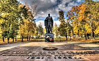 Братська могила радянських воїнів, партизанів та пам'ятник воїнам-землякам
