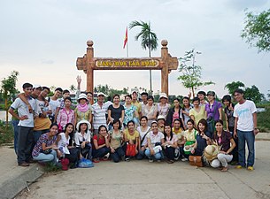 Du khách tại cổng Làng mộc Kim Bồng