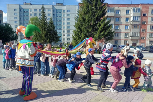 Новый благоустроенный двор открыли в Кольцово в День защиты детей