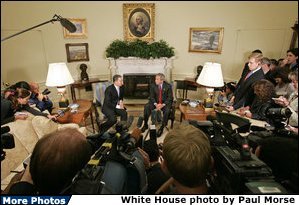 El Presidente Bush y el Presidente Uribe de Colombia en la Oficina Oval el 14 de junio de 2006. Foto por Paul Morse de la Casa Blanca