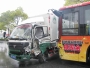 公交车“拥吻”小货车 小轿车停街边被误伤