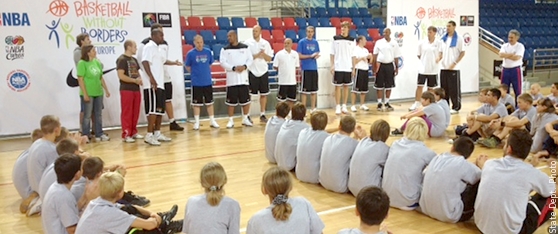 Игроки НБА провели мастер-класс для с детей с особыми потребностями. Фото: Госдепартамент США