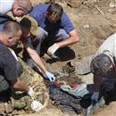 Srebrenitsa'da BM askerleri de toplu mezar kazm