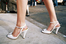 Tại sao phụ nữ thích mang giày cao gót?