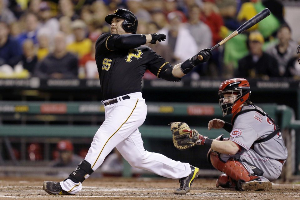 Miscues cost Reds in 4-2 loss to Pirates