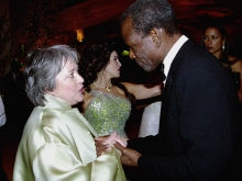 Winner of an Honary Academy Award Sidney Poitier converses with Actress Kathy Bates at the Govenor's Ball.