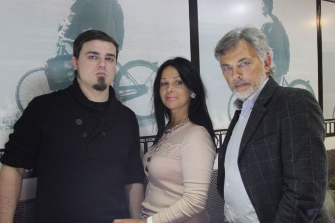 Knygos autorius Simonas Jurkevičius su tėvais ir bendraautoriais Jurga ir Paulium.