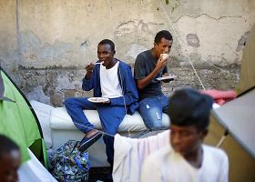Migrantų iš Afrikos gyvenimas vienoje iš Romos gatvių