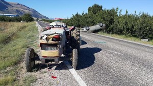 Gelendost'ta traktörle otomobil çarpıştı: 1 yaralı