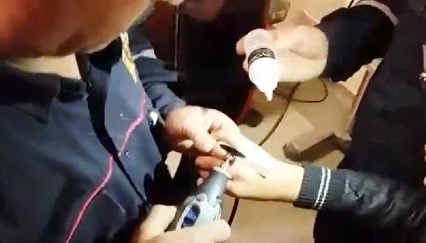 Suriyeli çocuğun parmağının sıkıştığı yüzüğü itfaiye çıkardı
