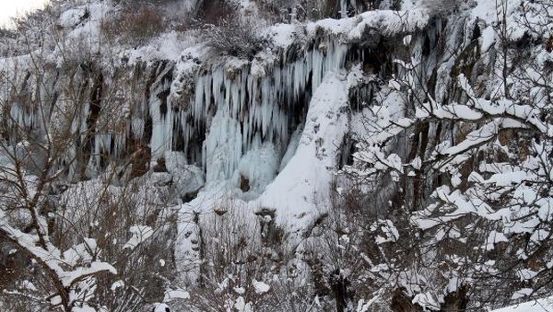 Sibirya soğukları şelaleyi dondurdu