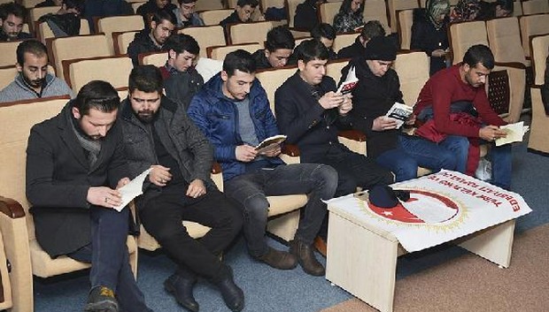 Karamanoğlu Mehmetbey Üniversitesinde kitap okuma etkinliği