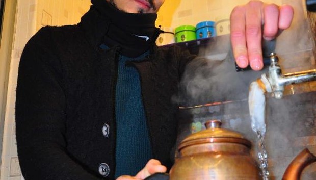 Üç dil bilen üniversiteli çayçı