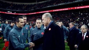 Cumhurbaşkanı Erdoğan maç öncesi tribünde konuştu(FOTOĞRAF 1)