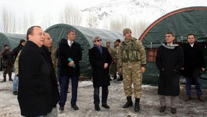 Bitlis Valisi Çınardan üs bölgesindeki askerlere ziyaret