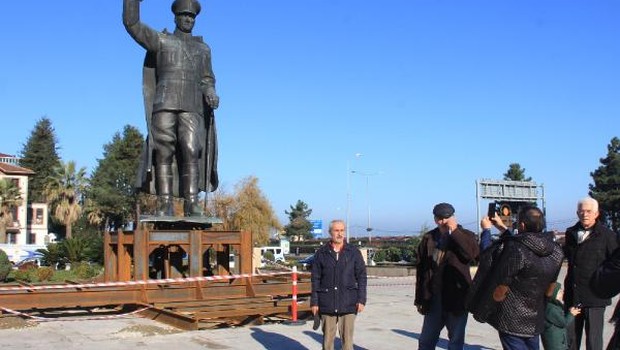 Rizede Atatürk Anıtı valilik önündeki tören alanına konuldu