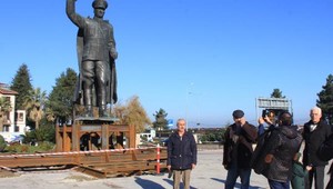 Rizede Atatürk Anıtı valilik önündeki tören alanına konuldu