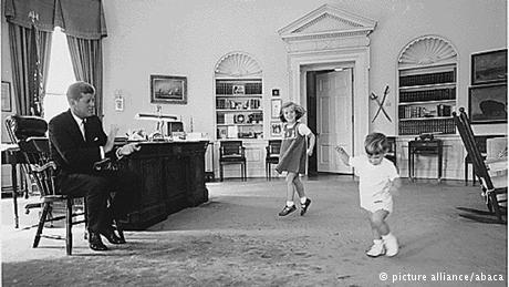 Caroline Kennedy şi John F. Kennedy Jr. în Biroul Oval, 1962 (picture alliance/abaca)