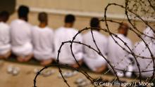 Заключенные Гуантанамо за колючей проволокой