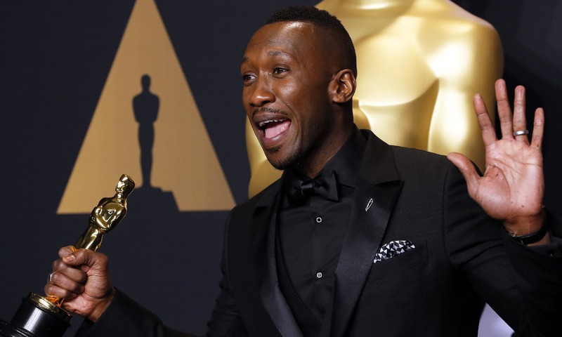 Mahershala Ali of &quot;Moonlight&quot; poses with his Oscar for Best Supporting Actor. —Reuters