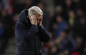 Skandalas Anglijoje: „Sunderland“ treneris pagrasino trenkti žurnalistei
