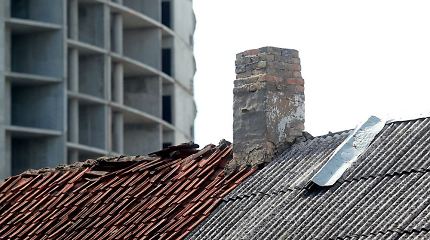 Sveikatai kenksmingi asbesto stogai dengia daugybę namų