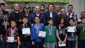 Aksu Festivali Satranç Şampiyonları ödüllerini aldı
