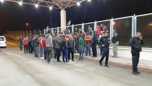 Liderin Bandırmaspora 5-0 yenilmesi taraftarı isyan ettirdi, futbolcu ve teknik yönetim protesto edildi, polis biber gazı kullandı