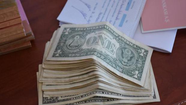 Diyaliz merkezi operasyonunda 1 dolarlık 15 banknot bulundu