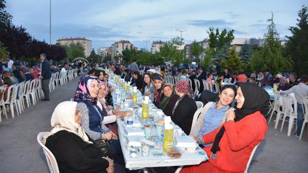 Aksaray Belediyesi 25 mahallede iftar veriyor