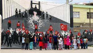 Okul duvarına darbe girişimine halkın direnişini resmettiler
