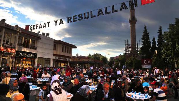 Uşakta binlerce kişilik iftar