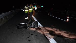 Otoyolda bariyere çarpıp 200 metre sürüklenen motosikletli öldü