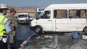 Lastiği patlayan minibüs otomobile çarptı: 16 yaralı